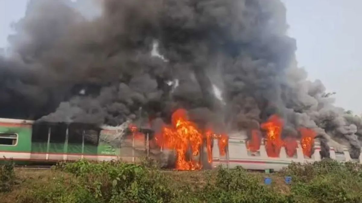 ঢাকাগামী চট্টলা এক্সপ্রেসে আগুন