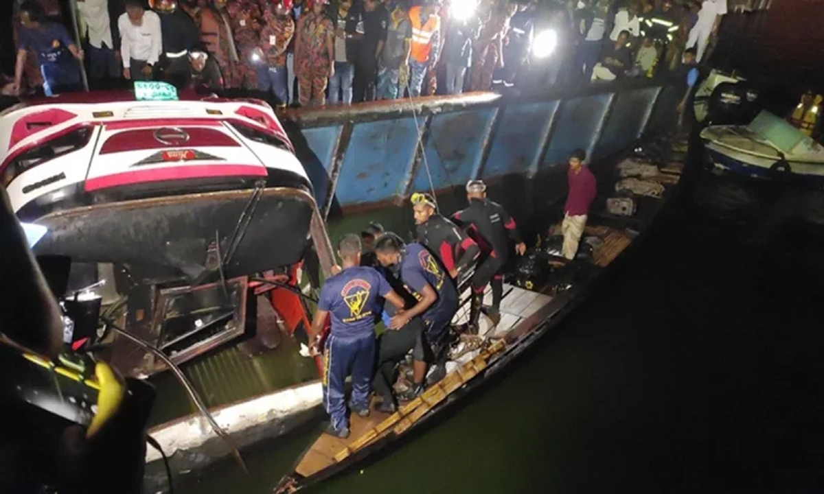 দৌলতদিয়া ঘাটে বাসডুবির ঘটনায় পৃথক দুই তদন্ত কমিটি গঠন
