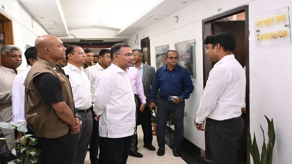 বিভিন্ন মন্ত্রণালয়ে ঝটিকা পরিদর্শনে প্রধানমন্ত্রী