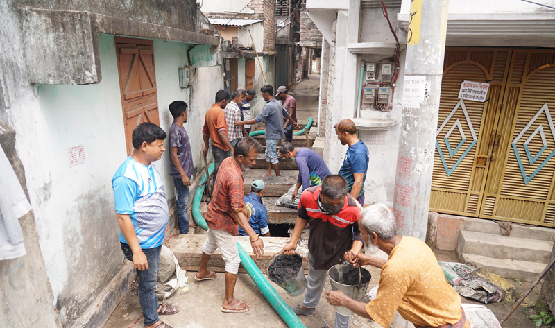 রাজশাহীতে ড্রেনের কাদামাটি অপসারণ কাজ শুরু রাসিকের
