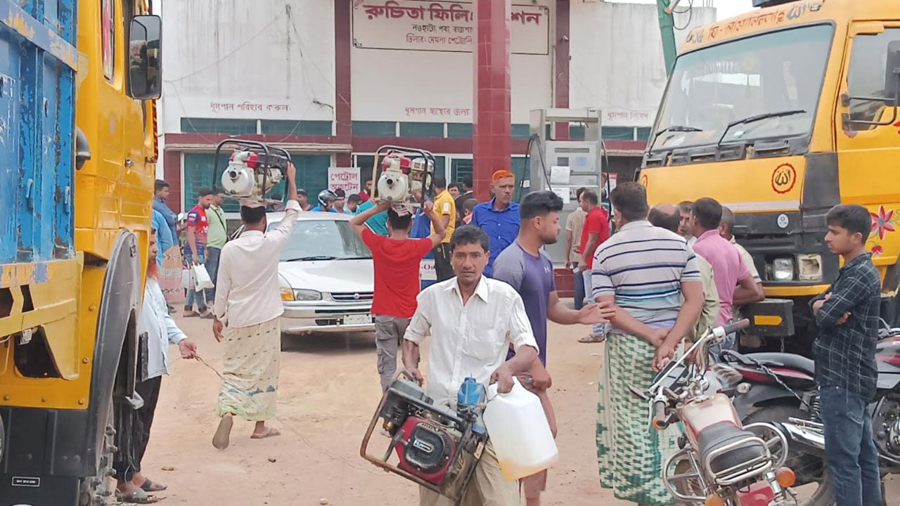 ধানের জমি পানিশূন্য, সেচযন্ত্র নিয়ে পাম্পে রাজশাহীর চাষিরা