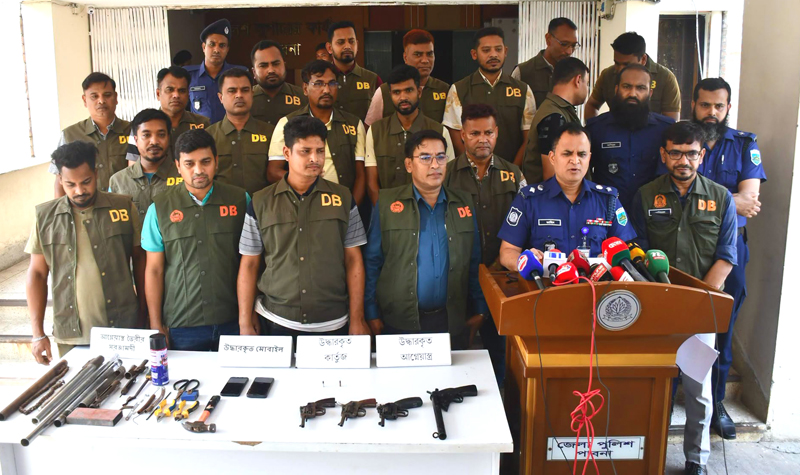 পাবনায় বিদেশী অস্ত্র-গুলিসহ যুবক গ্রেপ্তার