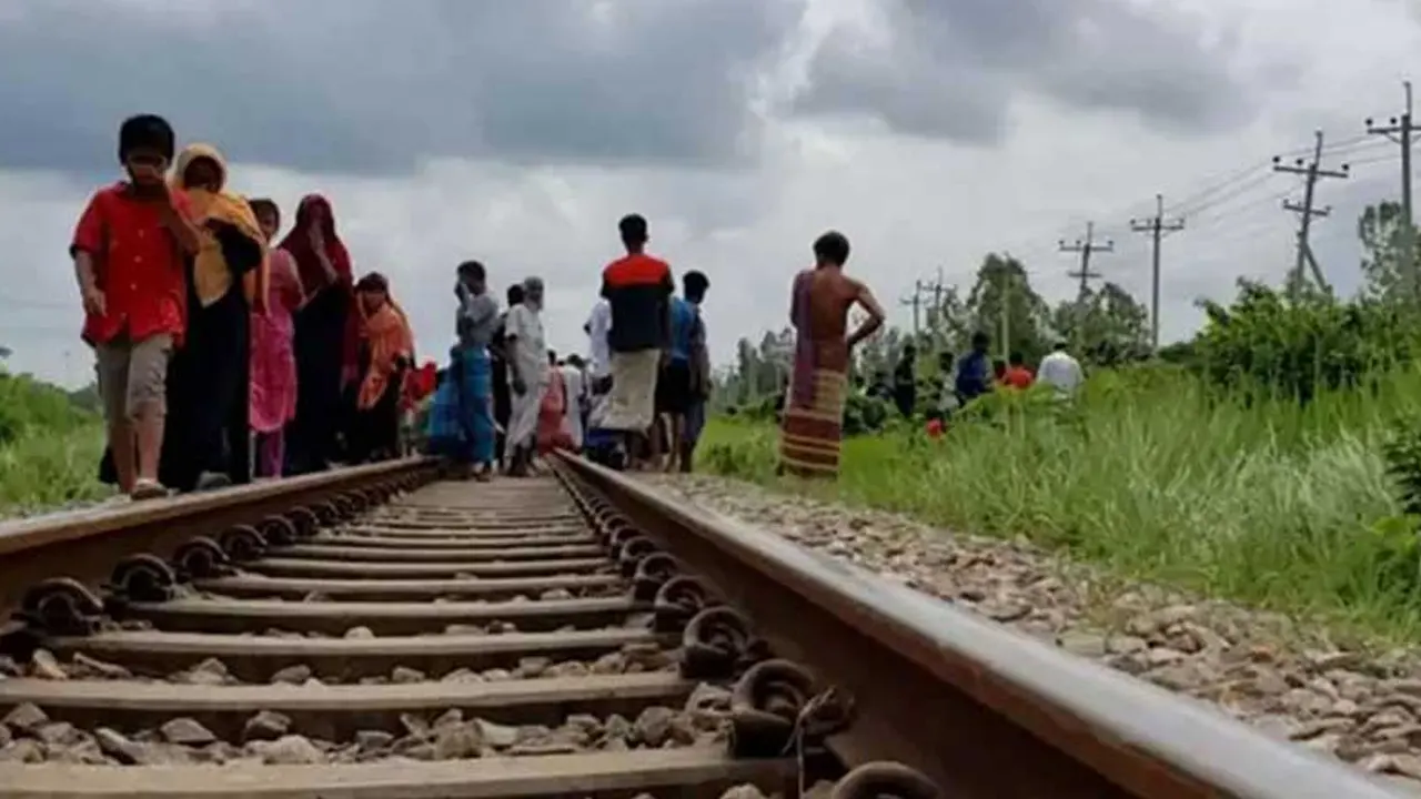 রাজশাহীর চারঘাটে ট্রেনে কাটা পড়ে দুজনের মৃত্যু