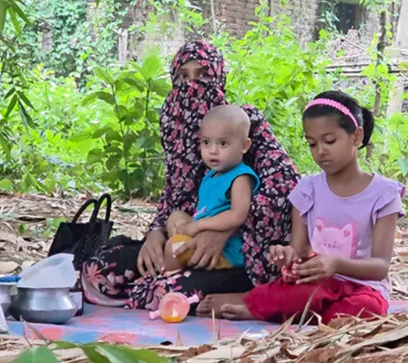 দুই সন্তান নিয়ে স্বামীর কবরের পাশে আশ্রয় নিলেন স্ত্রী