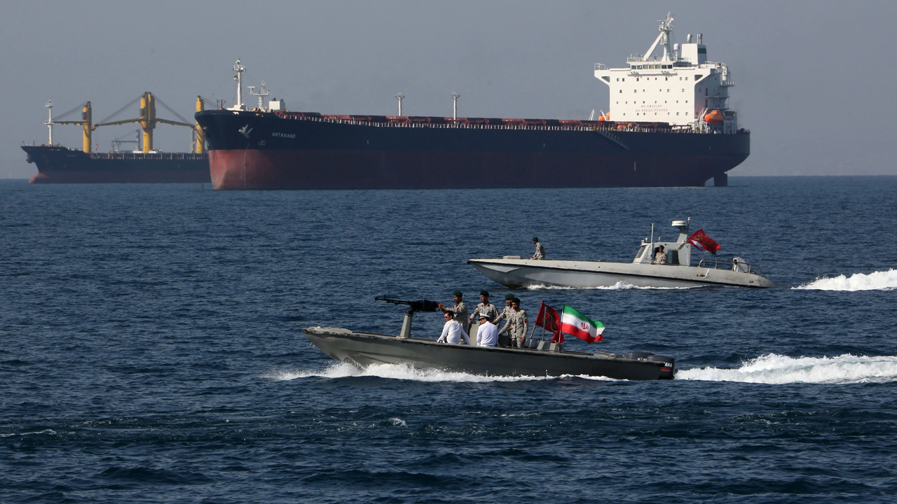 একদিনে হরমুজ প্রণালির ৩ জাহাজে হামলা চালাল ইরান