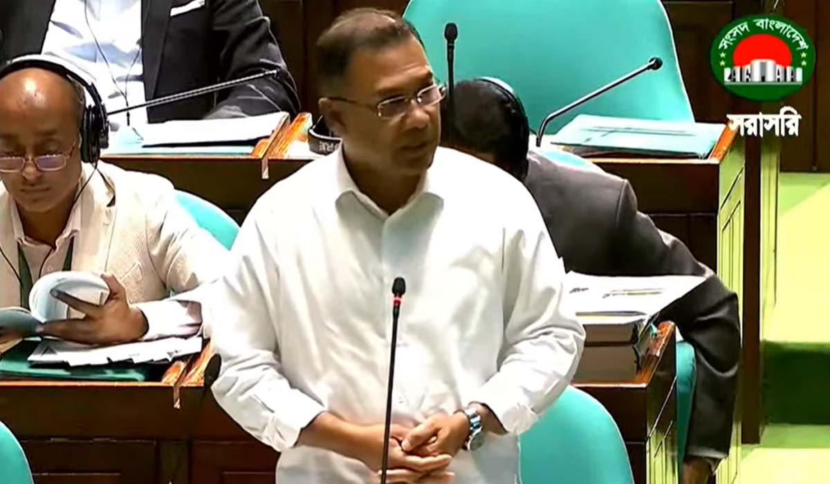 ‘লাইনে না দাঁড়িয়েও তেল পাবেন জরুরি সেবায় নিয়োজিতরা’