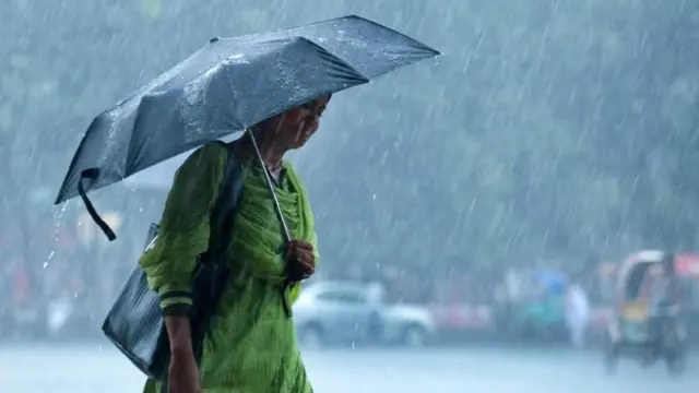 সারাদেশে বজ্রসহ বৃষ্টির সম্ভাবনা, কমতে পারে গরম
