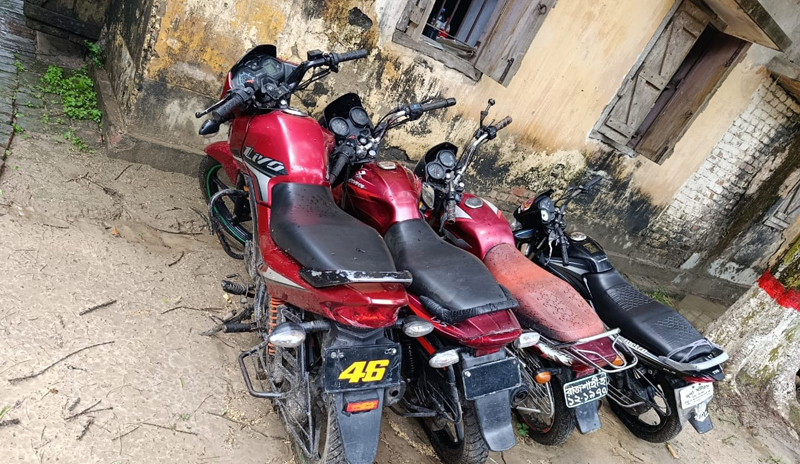 বাগমারায় মাদক কারবারীর বাড়িতে পুলিশের অভিযান, ৪ মোটরসাইকেল জব্দ