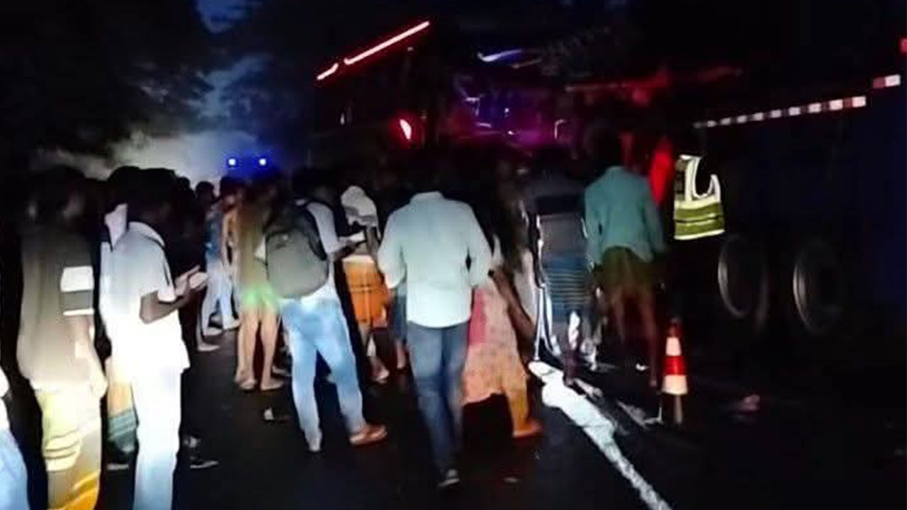 ফরিদপুরে এক্সপ্রেসওয়েতে বাসচাপায় নিহত ৫