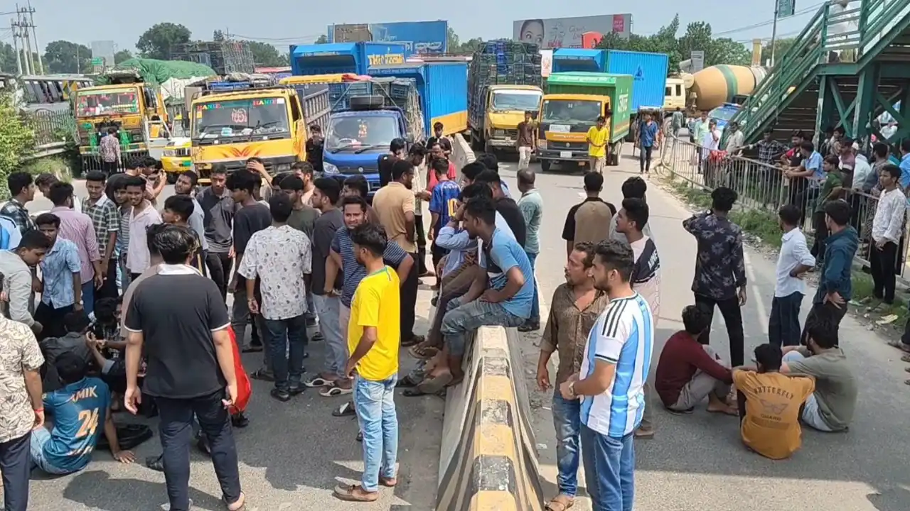 শিক্ষামন্ত্রীর পদত্যাগের দাবিতে মহাসড়ক অবরোধ