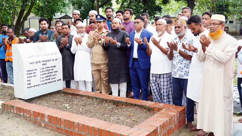 জুলাই গণঅভ্যুত্থান দিবসে রাজশাহীতে শহীদ সাকিব আনজুমের কবর জিয়ারত