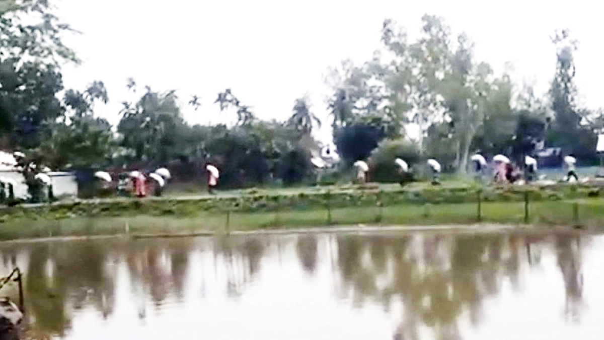 গুদাম ভেঙে ১০ হাজার কেজি সার নিয়ে গেল কৃষকরা