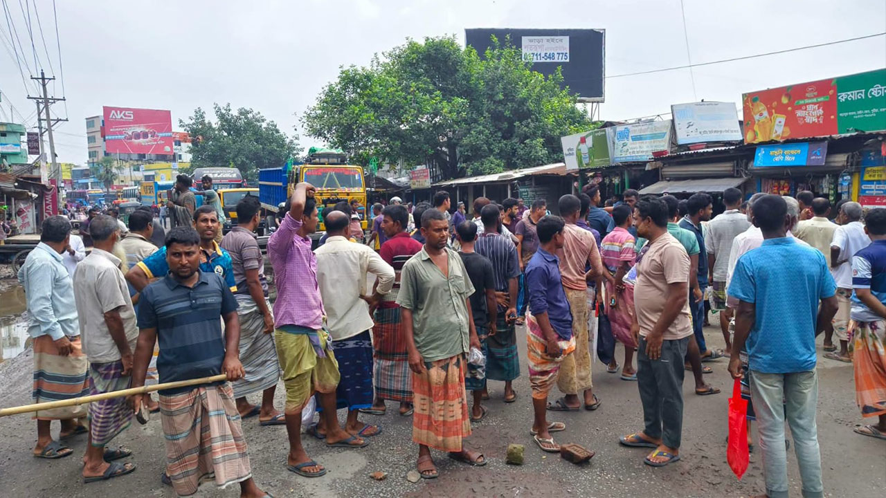রাজশাহীতে সারের দাবিতে কৃষকদের মহাসড়ক অবরোধ