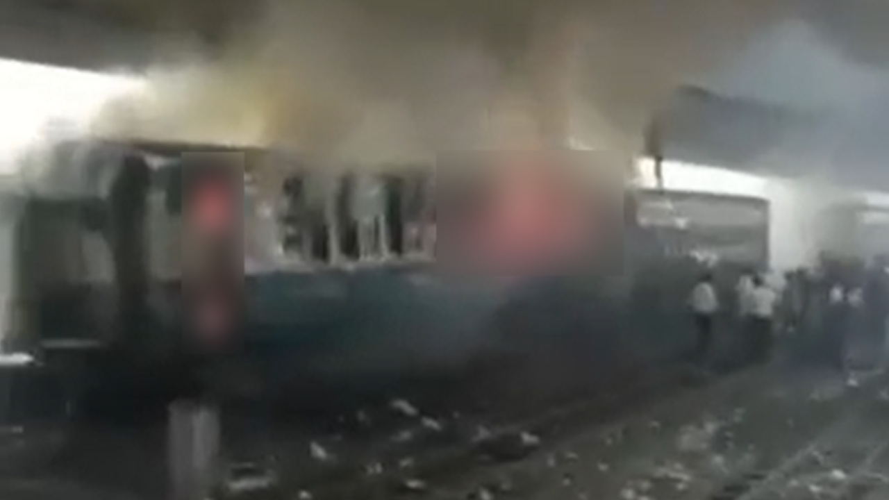 কমলাপুরে যাত্রীবাহী ট্রেনে আগুন
