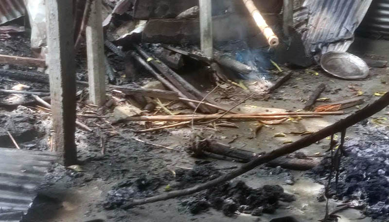 বাঘায় পরকীয়ার অভিযোগে যুবককে মারধর,বাড়িতে আগুন