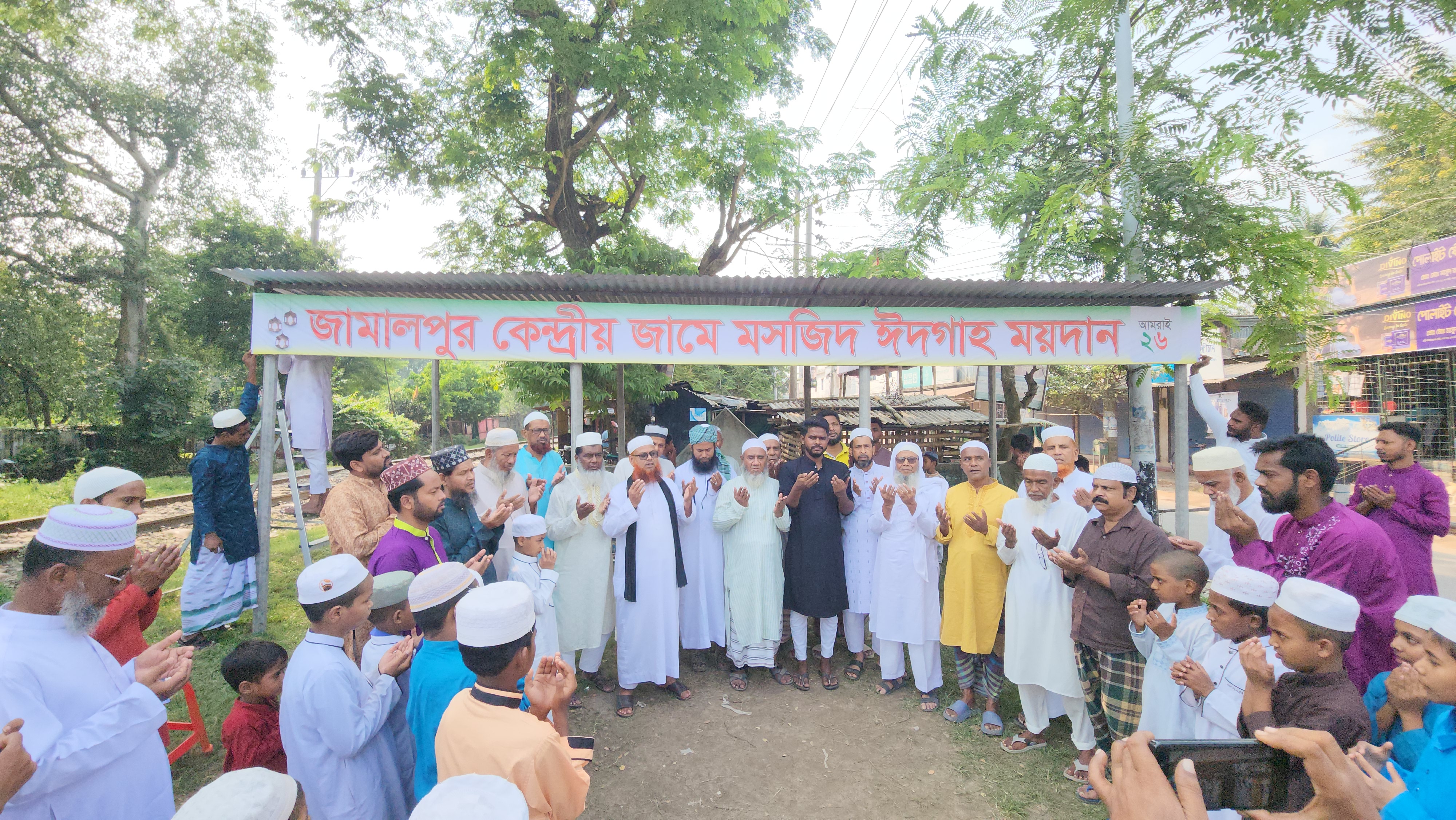 মুসল্লিদের দুর্ভোগ লাঘবে ভদ্রা ঈদগাহ ময়দানে নতুন ছাউনি নির্মাণ