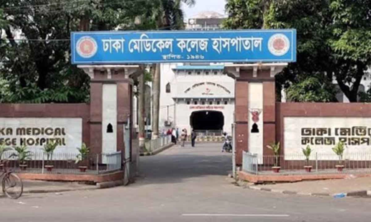 ঢামেকের বাথরুমে নারীর ঝুলন্ত মরদেহ, পাশে মিলল রক্তমাখা ছুরি