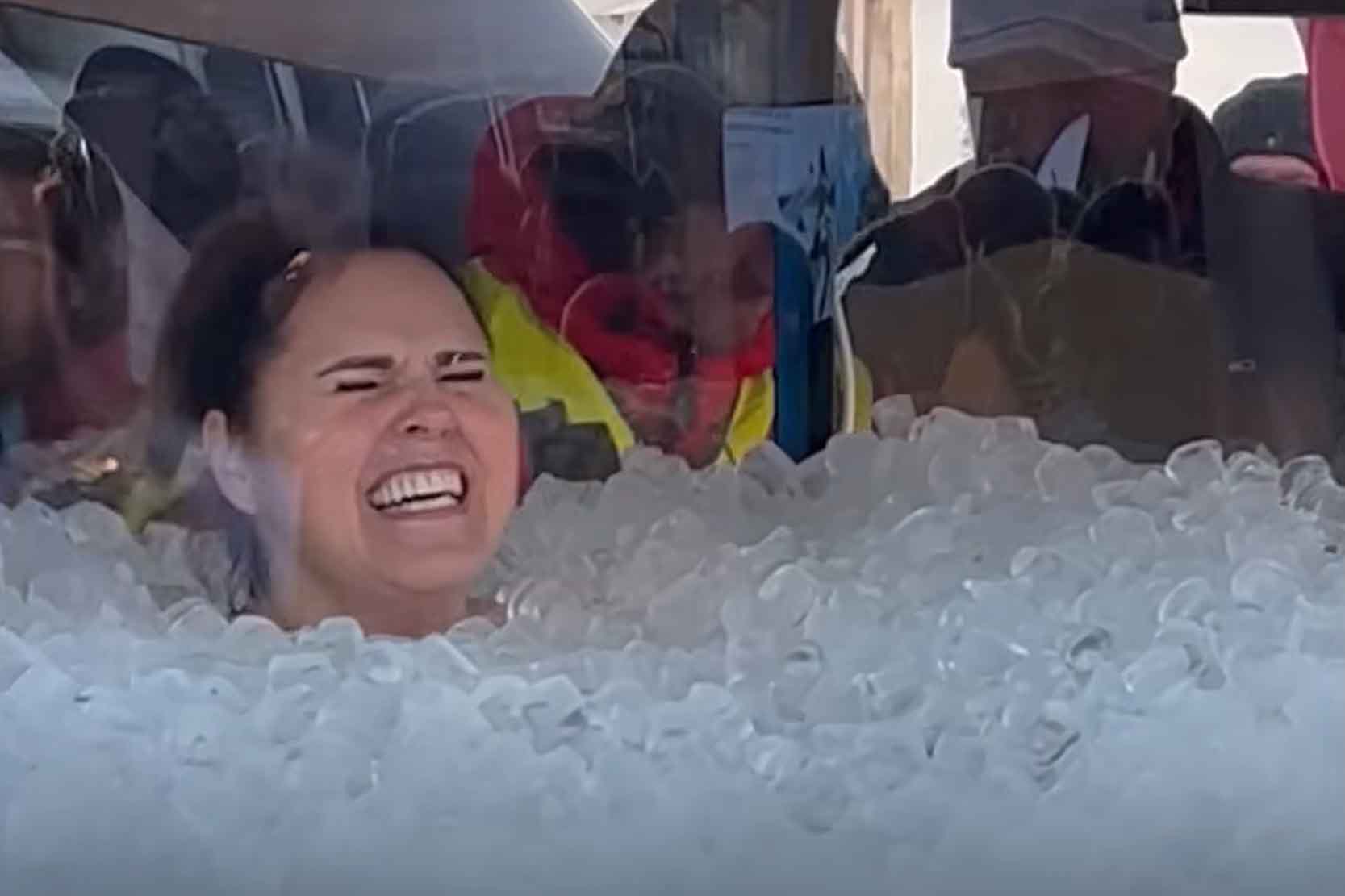 রেকর্ড গড়তে সাড়ে ৩ ঘণ্টা বরফের মধ্যে কাটান এই নারী