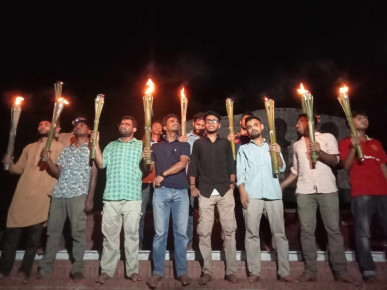 রাবিতে মুক্তিযোদ্ধা ও পোষ্যকোটা বাতিলের দাবিতে মশাল মিছিল