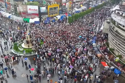 চট্টগ্রামে বৃষ্টি উপেক্ষা করে রাস্তায় আন্দোলনকারীরা
