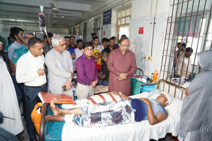 আহত পুলিশ সদস্য সাইফুল ইসলামকে রামেক হাসপাতালে দেখতে গেলেন রাসিক মেয়র