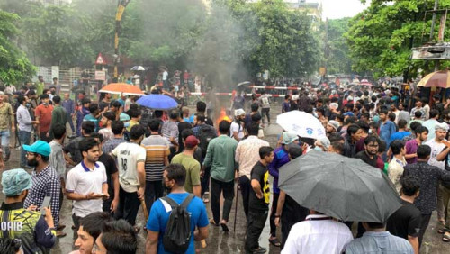রাজশাহীতে আন্দোলনকারীদের বিক্ষোভ, সড়কে আগুন-ভাঙচুর