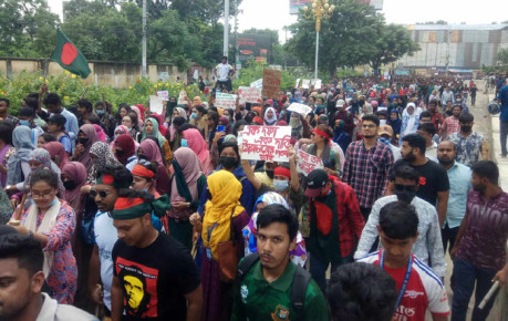 রাজশাহীতে বিক্ষোভ মিছিল করছে আন্দোলনরত শিক্ষার্থীরা