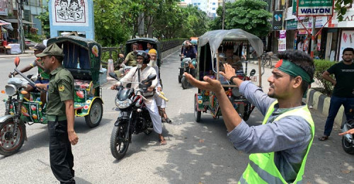রাজশাহীতে সড়কে শৃঙ্খলা নিয়ন্ত্রণে শিক্ষার্থীরা