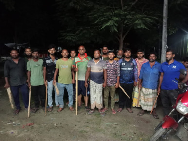পাবনায় রাত জেগে মন্দির দোকান পাহারায় ছাত্র জনতা