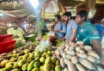 পাবনায় বাজার মনিটরিং করছে শিক্ষার্থীরা