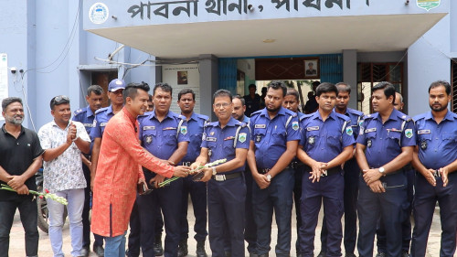 কর্মস্থলে ফেরায় পুলিশকে ফুলেল শুভেচ্ছা পাবনা বিএনপি’র