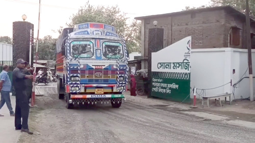 সোনামসজিদ স্থলবন্দরে স্বাভাবিক হচ্ছে আমদানি-রপ্তানি,