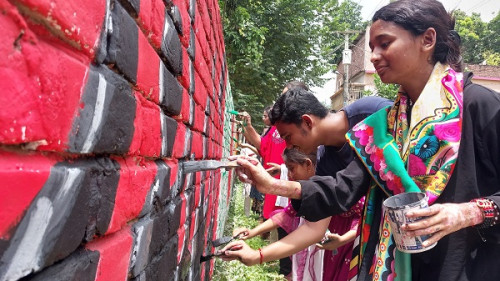 চাটমোহরে দেয়ালে দেয়ালে রং তুলির আঁচড়ে নতুন দেশের ছবি