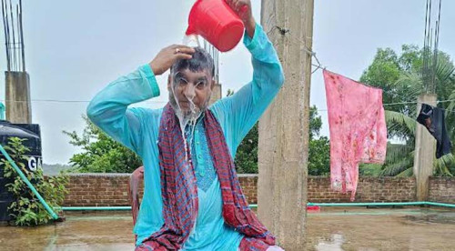 দুধ দিয়ে গোসল করে দল ত্যাগ করলেন আ. লীগ নেতা