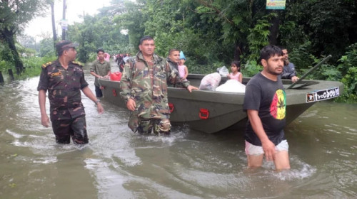 বন্যার্তদের নিরলস সেবা দিয়ে যাচ্ছেন সশস্ত্র বাহিনীর সদস্যরা