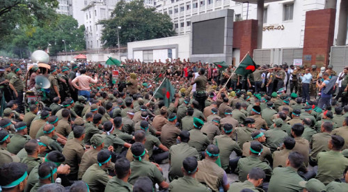 সচিবালয়ের সব গেট বন্ধ, আনসার সদস্যদের বিক্ষোভ