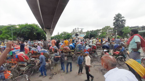 আনসারের পর এবার সড়ক অবরোধ রিকশাওয়ালাদের