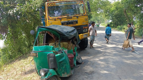 পাবনায় ট্রাক-অটোরিকশা সংঘর্ষে ব্যবসায়ী নিহত, আহত-৫