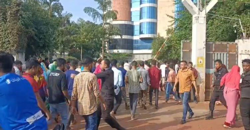 আশুলিয়ায় শ্রমিক বিক্ষোভ, অর্ধশত কারখানায় ছুটি ঘোষণা