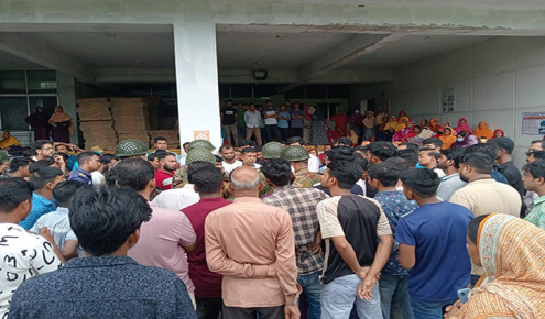 বন্ধের উপক্রম ‘সাকোয়াটেক্সে বকেয়া পরিশোধের দাবিতে শ্রমিকদের বিক্ষোভ