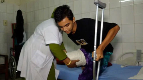 ‘চুলকাতে গিয়ে দেখি পা নেই’