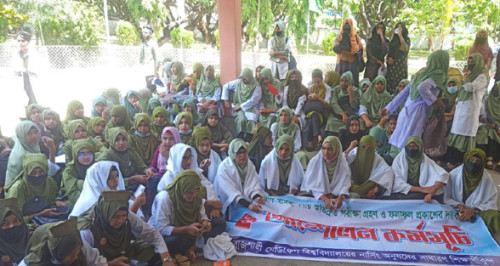 কাফনের কাপড় জড়িয়ে এবার অনশনে  রামেবির নার্সিং শিক্ষার্থীরা