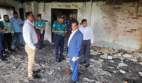 ক্ষতিগ্রস্ত নগর ভবন পরিদর্শন করলেন   রাসিক প্রশাসক ও পুলিশ কমিশনার