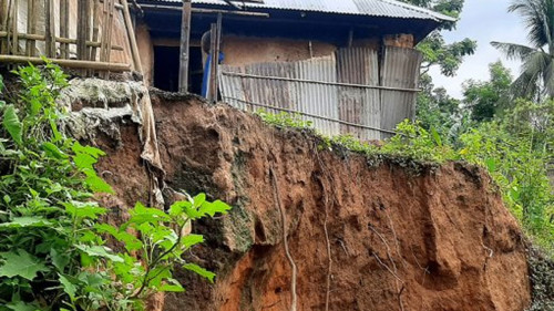 কক্সবাজারে পৃথক স্থানে পাহাড় ধসে নিহত ৬