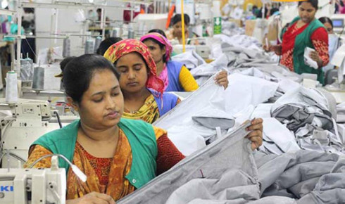 ছুটির দিনেও চলছে আশুলিয়ার ১৪০০ পোশাক কারখানায় উৎপাদন