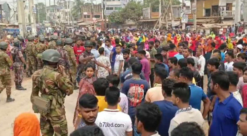 আশুলিয়ায় সড়ক অবরোধ করে শ্রমিকদের বিক্ষোভ, বন্ধ ৫২ কারখানা