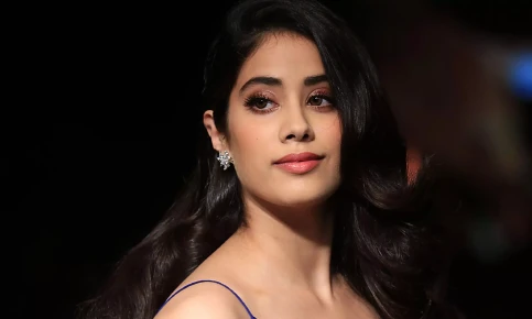জাহ্নবীর রূপে মুগ্ধ প্রেমিক, প্রকাশ্যেই দিলেন প্রেমের প্রস্তাব