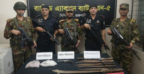 রাজশাহীতে সেনা ও র‌্যাবের অভিযানে  অস্ত্র ও গান পাউডার উদ্ধার