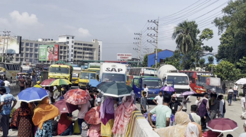 গাজীপুরে পোশাকশ্রমিকদের মহাসড়ক অবরোধ, ১০ কারখানায় ছুটি