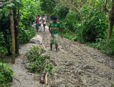 বাঘার সড়কে সীমাহীন দুর্ভোগ